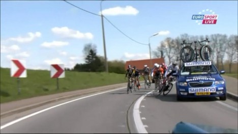 <b>DEN FØRSTE SMELLEN:</b> Publikum langs løypa i Flandern rundt fikk med seg denne smellen og buet senere mot de blå Shimano-bilene. FOTO: Skjermdump med tillatelse fra Eurosport Norge
