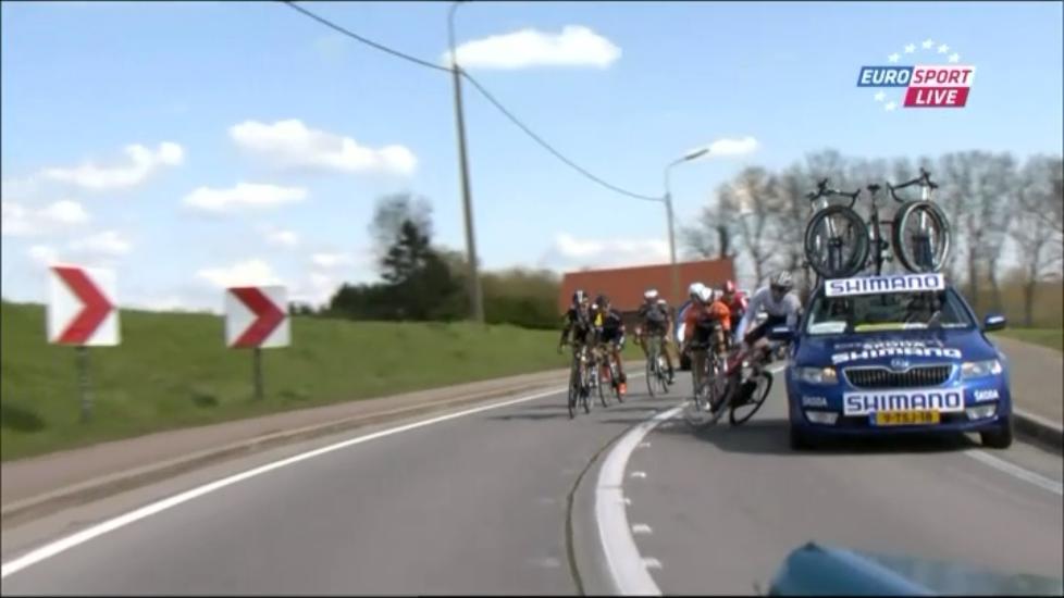 <b>DEN FØRSTE SMELLEN:</b> Publikum langs løypa i Flandern rundt fikk med seg denne smellen og buet senere mot de blå Shimano-bilene. FOTO: Skjermdump med tillatelse fra Eurosport Norge