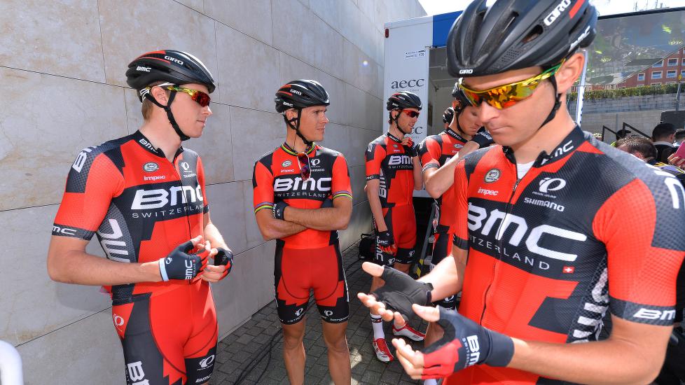 <b>TOK SALTO OVER STOLPE:</b> BMC-laget ble hardt rammet av mandagens massevelt i Baskerland. Her er Brent Bookwalter, Philippe Gilbert og uheldige Peter Stetina (til høyre) avbildet før rittstart. FOTO: Tim De Waele/TDWSPORT.COM