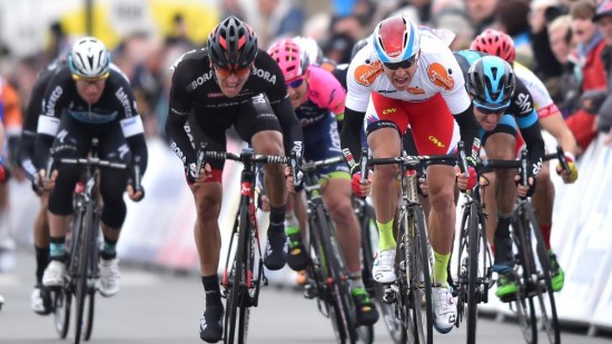 <b>DUELL:</b> TEam Skys Elia Viviani (til høyre bak Kristoff) var en av dem som måtte slås for å notere nordmannens 11. seier for sesongen. FOTO: Tim De Waele/TDWSPORT.COM