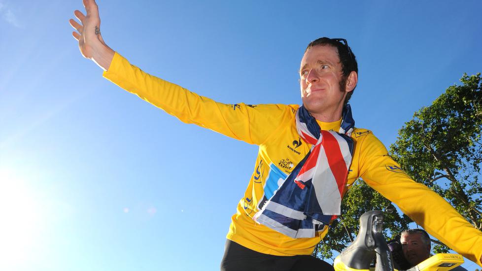 VINKER FARVEL: Etter en eventyrlig landeveiskarriere tar Bradley Wiggins avskjed med resten av sirkuset etter Paris-Roubaix søndag. Birten skal satse på bane mot Rio-OL 2016. FOTO: TDW Sport