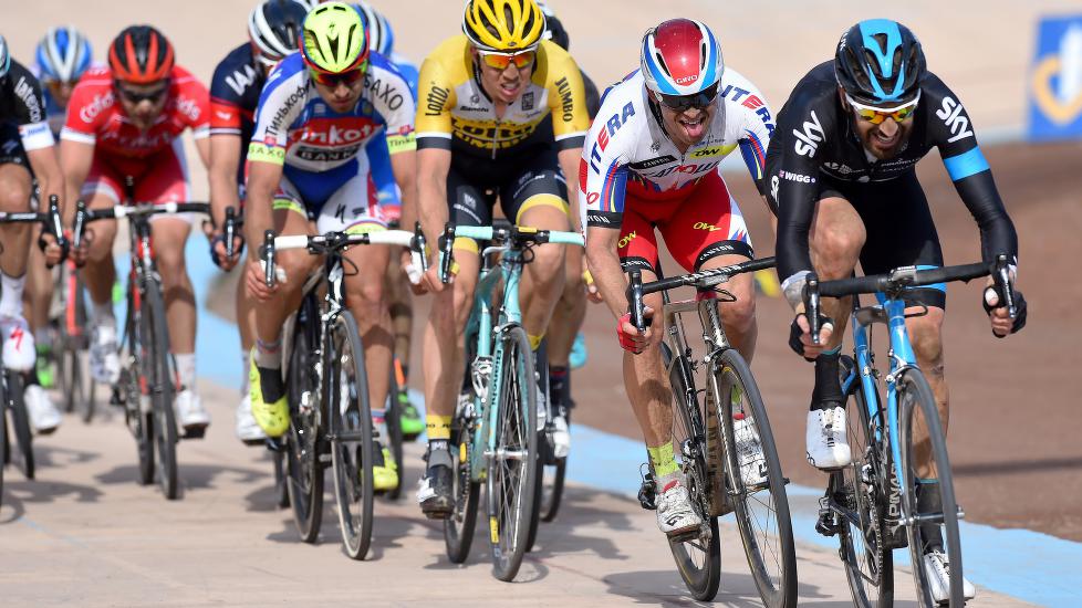 <b> UTSLITT: </b> En utslitt Alexander Kristoff vant spurten om tiendeplassen i Paris-Roubaix. Men nordmannen kunne ha blitt disket for en hendelse tidligere i løpet. Foto: Tim De Waele/TDWSPORT.COM.
