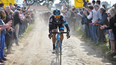 PUNKTUM: Bradley Wiggins avsluttet suksessfylte år som landevissyklist med 18.-plass i Paris-Roubaix. Foto: BERNARD PAPON / Epa / NTB scanpix