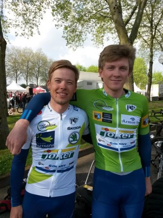 FINE I TØYET: Adrian Aas Stien og Daniel Hoelgaard foran mandagens etappe i Tour de Bretagne. FOTO: Team Joker