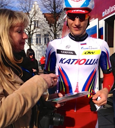 STJERNEFAKTER: Sven Erik Bystrøm måtte skrive autografer før starten av Flandern rundt. FOTO: Kjetil R. Anda, procycling.no