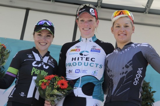 SKRYT: Lagvenninnene fikk skryt av Kirsten Wild etter at hun vant Ronde van Gelderland. Her på podiumet sammen med Lucy Garner (t.h) og Barbara Guarishi (t.v). Foto: Cor Vos