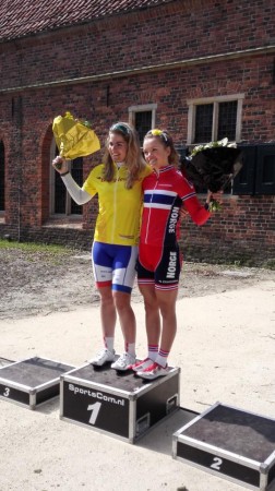 ANDREPLASS: Susanne Andersen syklet inn til en imponerende andreplass i Energiewacht Tour for juniorjenter. Foto: Privat
