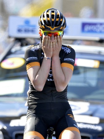 ALENE TIL MÅL: Elisa Longo Borghini kom alene til mål, 43 sekunder foran lagvenninnen sin. Foto: AFP Photo/Belgia Photo/Eric Lalmand (NTB/Scanpix).