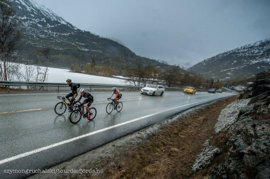 SUR DAG: Hardanger og Haugalandet viste seg fra sin sure side på 2.etappe i Tour des Fjords. (foto: Tour des Fjords).