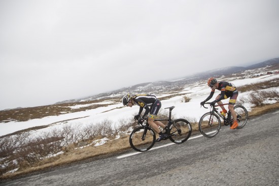 ET GODT HJUL: Andreas Vangstad nøt godt av bakhjulet til Edvald Boasson Hagen oppover mot Gaustakneet. Til slutt var han nødt til å slippe rudsbygdingen, men ble likevel nummer fem. FOTO: Kristoffer Øverli Andersen, procycling.no