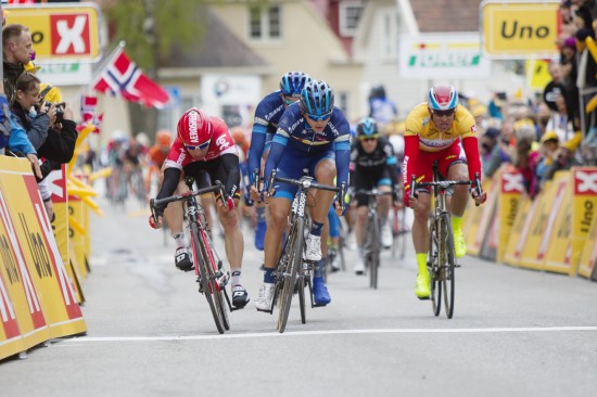 SPURTET TIL 7.-PLASS: Det hjalp ikke på humøret til Odd-Christian Eiking at han tok selveste Alexander Kristoff i spurten. FOTO: Kristoffer Øverli Andersen, procycling.no
