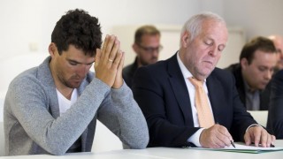 RENVASKET: Den belgiske sykkelprofilen Greg Van Avermaet (til venstre) sammen med forsvarsadvokat Johnny Maeschalck under domavgjørelsen i Det belgiske sykkelforbundet i Brussel torsdag. Foto: KRISTOF VAN ACCOM / Afp / NTB scanpix