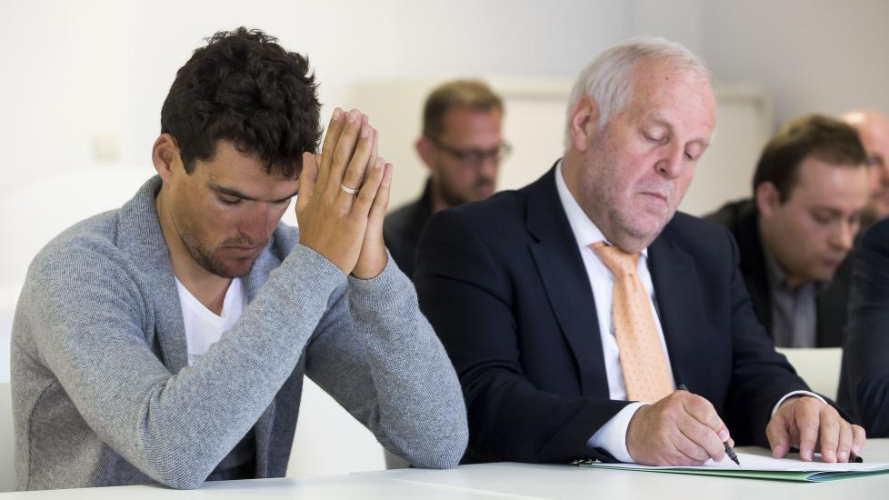 RENVASKET: Den belgiske sykkelprofilen Greg Van Avermaet (til venstre) sammen med forsvarsadvokat Johnny Maeschalck under domavgjørelsen i Det belgiske sykkelforbundet i Brussel torsdag. Foto: KRISTOF VAN ACCOM / Afp / NTB scanpix
