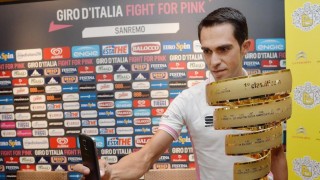 <b>FAVORITT:</b> Men Alberto Contador advarer mot tøffe konkurrenter. Her tar han en selfie med troféet vinneren av Giro d'Italia får juble med. Foto: EPA/LUCA ZENNARO