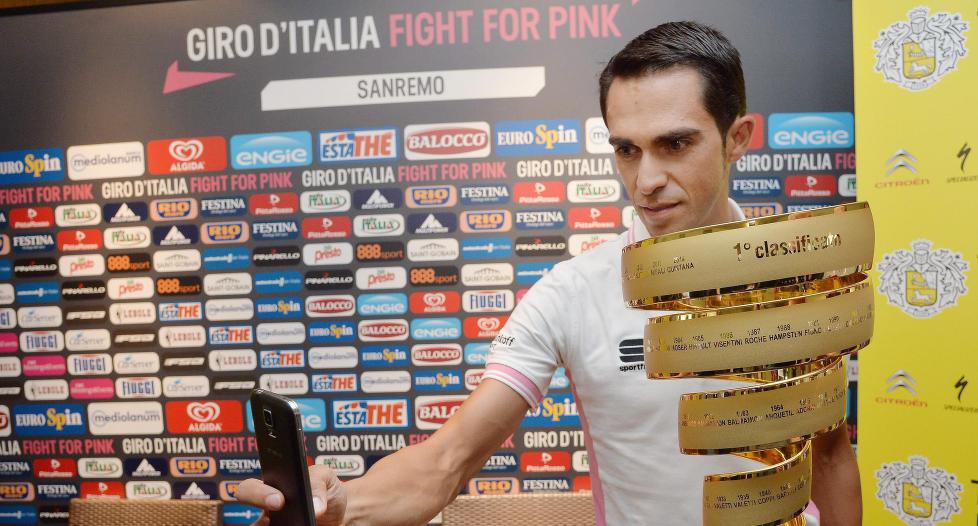 <b>FAVORITT:</b> Men Alberto Contador advarer mot tøffe konkurrenter. Her tar han en selfie med troféet vinneren av Giro d'Italia får juble med. Foto: EPA/LUCA ZENNARO
