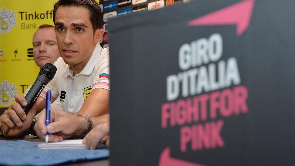 <b> GOD START: </b> Storfavoritten Alberto Contador fikk en glimrende start på Giro d'Italia, og tjente tid på alle sine største utfordrere. Foto: EPA/LUCA ZENNARO