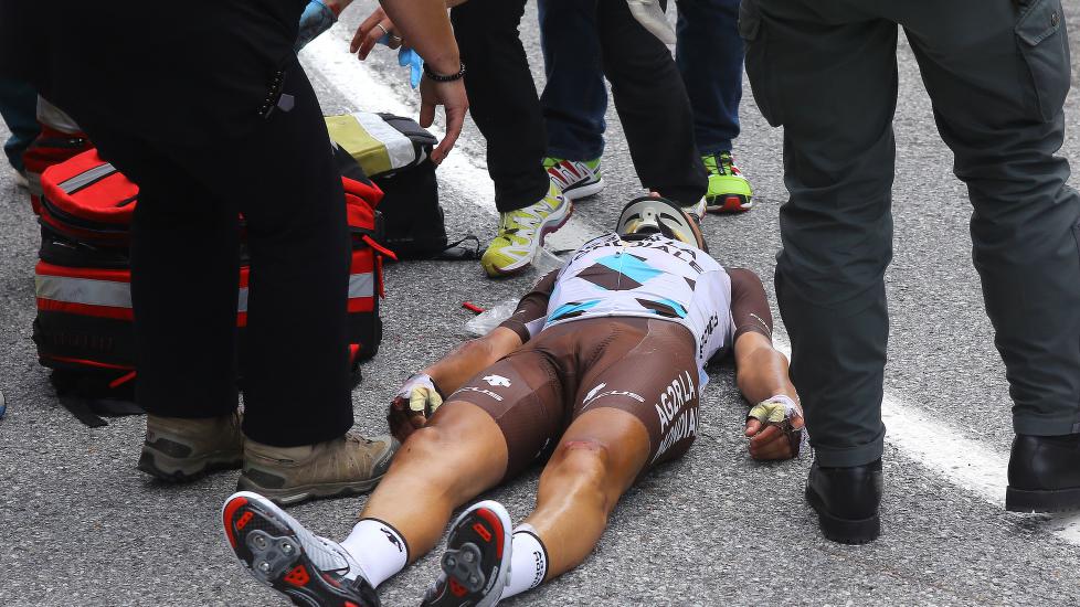 STYGG KRASJ: Domenico Pozzovivo lå livløs på bakken i flere minutter etter en stygg velt. Heldigivs gikk alt, etter forholdene, bra for sammenlagthåpet til Ag2r. Foto: Tim de Waele (©TDWSport.com)