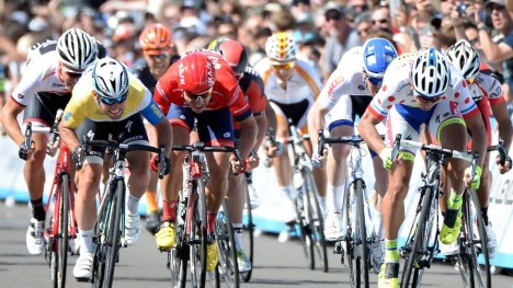 <b>PÅ HÅRET:</b> Mark Cavendish angriper ute til venstre, og makter så vidt å snappe etappeseieren foran Peter Sagan. Etterpå ble det klart at manglende sekundering forvirret rytterne underveis. FOTO: Harry How, AFP/Scanpix