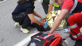 <b>BEHANDLET PÅ STEDET</b> Det så fryktelig stygt ut da Domenico Pozzovivo ble liggende urørlig på asfalten under dag tre av årets Giro d´Italia. Heldigvis gikk det greit med italieneren, som her blir tatt hånd om av medisinsk personell. FOTO: Tim De Waele/TDWSPORT.COM
