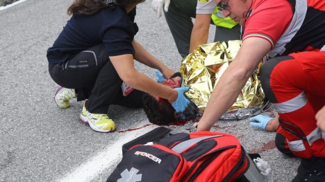 <b>BEHANDLET PÅ STEDET</b> Det så fryktelig stygt ut da Domenico Pozzovivo ble liggende urørlig på asfalten under dag tre av årets Giro d´Italia. Heldigvis gikk det greit med italieneren, som her blir tatt hånd om av medisinsk personell. FOTO: Tim De Waele/TDWSPORT.COM
