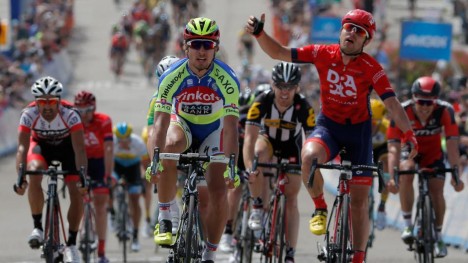<b id="ext-gen1016">DER SATT DEN:</b> Peter Sagan vant den fjerde etappen i Tour of California etter å ha blitt andremann på de tre første etappene. Wouter Wipper ble nummer to, mens Mark Cavendish (skjult bak Sagan) endte på tredjeplass. Foto: Doug Pensinger/AFP