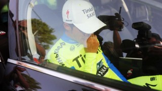 SKADEDRAMA: Alberto Contador krasjet i finalen på Giroens sjette etappe torsdag. Her kjøres sammenlagtlederen bort fra målområdet. AFP PHOTO / LUK BENIES.