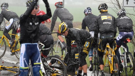 <b>SÅPEGLATT:</b> MTN-Qhubeka sto for mye knall og fall da MTN-Qhubeka debuterte i verdenstouren i 2013. Songezo Jim var blant rytterne som gikk i bakken, men ville likevel ikke gi seg da rytterne søkte ly for snøfallet i ventende busser. Nå er 24-åringen i Norge for å sykle Tour of Norway, igjen kan det ende med snøkaos. FOTO: Tim De Waele/TDWSPORT.COM