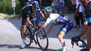 STØTTER PORTE: Richie Porte fikk to minutters tidsstraff etter dette ulovlige hjulbyttet på Giro d´Italias 10 etappe onsdag. Nå høster Sky-rytteren støtteerklæringer blant rytterne i feltet. (Foto: Tim de Waele).