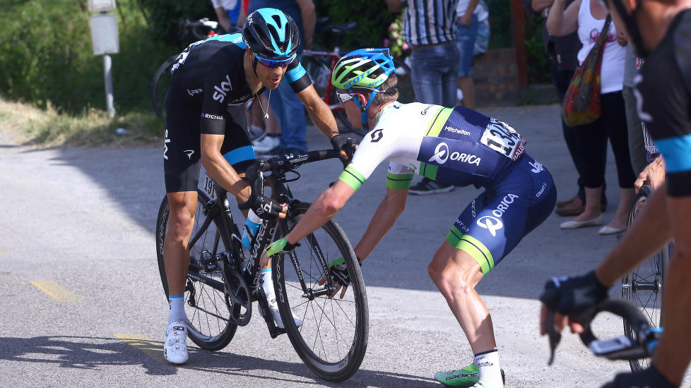STØTTER PORTE: Richie Porte fikk to minutters tidsstraff etter dette ulovlige hjulbyttet på Giro d´Italias 10 etappe onsdag. Nå høster Sky-rytteren støtteerklæringer blant rytterne i feltet. (Foto: Tim de Waele).