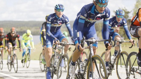TAPTE TID: Odd Christian Eiking (fremst) tapte tolv sekunder og ligger nå 20 sekunder bak sammenlagtleder Alexander Kristoff i Tour of Norway. Stortalentet var en av flere som ble hindret av en felt mot slutten, men som ikke fikk gehør hos juryen etterpå. (foto Kristoffer Øverli Andersen/procycling.no)