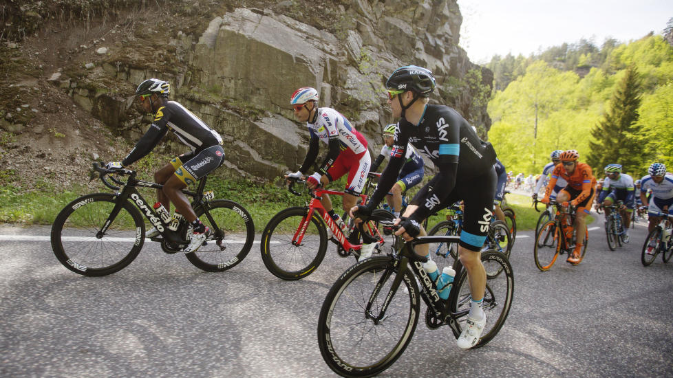 <b>HAVNET BAKPÅ:</b> Lars Petter Nordhaug punkterte i en utforkjøring, og fikk hjelp av en snarrådig Gabriel Rasch i Sky-bilen da ting var på det mest kritiske. FOTO: Kristoffer Øverli Andersen, procycling.no