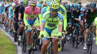 VELTET: Alberto Contador mistet rosa da han krajset i finalen på etappe 13. Fabio Aru er ny sammenlagetleder.