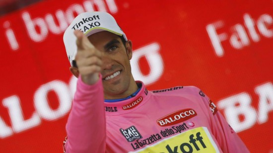 <b>TILBAKE I ROSA:</b> Alberto Contador overbeviste på den seks mil lange tempoetappen. Foto: AFP PHOTO / LUK BENIES