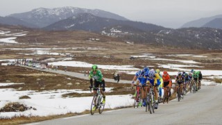 <strong id="ext-gen1055">SPEKTAKULÆRT: </strong> Arrangørene tok grep, og lagde rittets mest spektakulære etappe noensinne, da de tok turen over Flisetjønn på veien mot Rjukan. Foto: Kristoffer Øverli Andersen (www.procycling.no)
