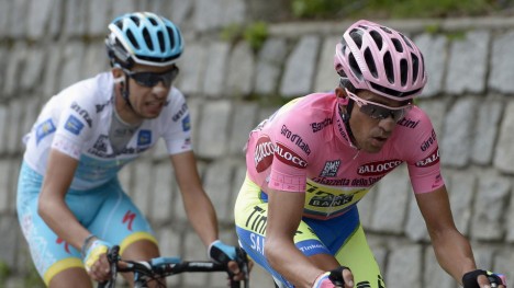 FORSVARTE SEG MESTERLIG: Til tross for at Fabio Aru og Astana kjørte hardt etter Alberto Contadors punktering, var det spanjolen som var sterkest på den knalltøffe 16. etappen av Giro d'Italia. Foto: Fabio Ferrari (Scanpix/Reuters)
