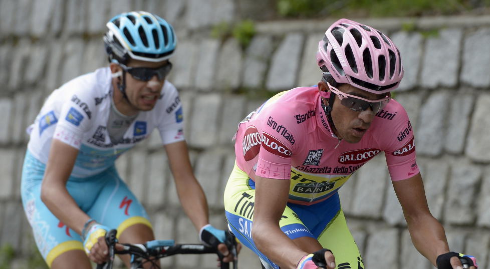 FORSVARTE SEG MESTERLIG: Til tross for at Fabio Aru og Astana kjørte hardt etter Alberto Contadors punktering, var det spanjolen som var sterkest på den knalltøffe 16. etappen av Giro d'Italia. Foto: Fabio Ferrari (Scanpix/Reuters)