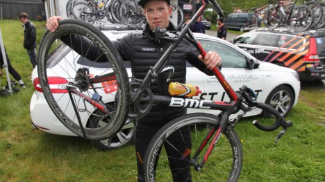<b>ØDELAGT:</b> Vegard Robinson Bugge (Team Sparebanken Sør) viser fram resultatet etter massevelt under Tour des Fjords-åpningen. FOTO: Jarle Fredagsvik, procycling.no