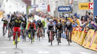 VANT IGJEN: Kristoff kunne som på torsdag juble for ny seier i Tour des Fjords, men denne kostet trolig mer enn de to forrige. Nordmannen fikk stadig angrep mot seg underveis på den korte etappen fra Stord til Sauda. FOTO: NTB Scanpix