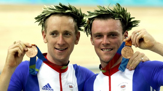 MEDALJØRER: Bradley Wiggins (t.v) og Rob Hayles (t.h) tok bronse på Madison under OL i  2004. Foto: Tim de Waele (©TDWSport.com)