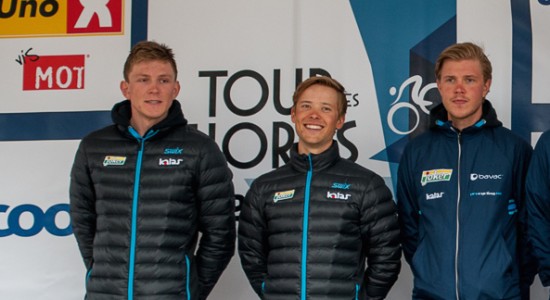 TRIVES I NYTT LAG: Daniel Hoelgaard (til venstre) har tredd inn i Jokers rekker istedt for hos pro-kontinentale Bretagne Séché. Det angrer han ikke på. FOTO: Tour des Fjords