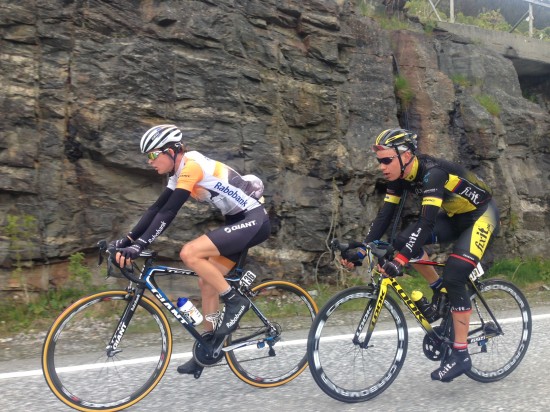 LANG DAG I BRUDD: Austevoll kom avgårde i et tremannsbrudd og var klart sterkest. 21-åringen ble ikke hentet før det var 19 kilometer igjen (procycling.no)