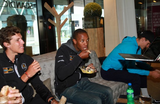 UPS! Nic Dougall og Songezo Jim får se hvordan det ser ut i Telemark denne tirsdagen. FOTO: Torgeir Strandberg, procycling.no