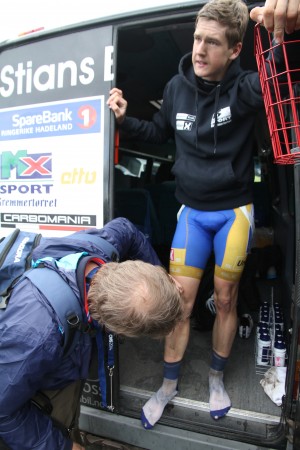 TIL SJEKKE HOS LEGEN: Ole Forfang var rytter nummer to hos Team Ringeriks-Kraft som endte på sykestua. Oslo-gutten regner med å fortsette Tour des Fjords, torsdag. FOTO: Jarle Fredagsvik, procycling.no