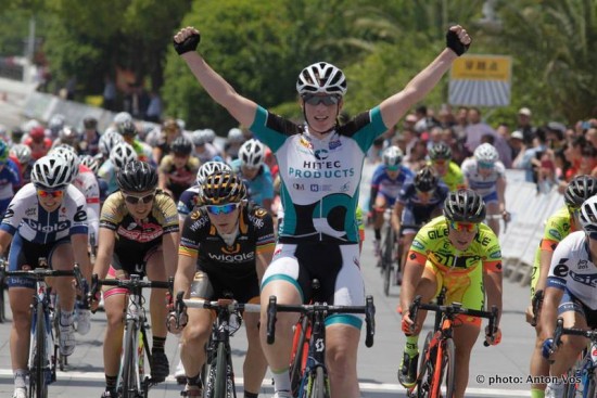 TO AV TRE: Kirsten Wild vant to av tre etapper i Tour of Chongming Island. Her fra den første etappen. Foto: Anton Vos