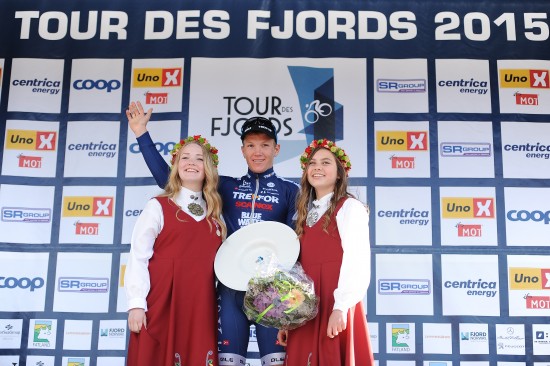 TRØYESAMLER: Det ble både hvit og gul trøye på Søren Kragh Andersen, lørdag. FOTO: Tour des Fjords