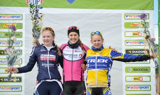 PALLEN I KVINNER JUNIOR: Helene Holte (i midten) kunne glise for seier i Gylne Gutuer. Mie Bjørndal Ottestad (til venstre) og Emilie Tømmerås Bentzon ble henholdsvis nummer to og tre. Foto: Øyvind Karlsson, NCF