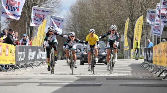 GODE LAGVENNINNER: Emilie Moberg takker gode lagvenninner for hjelp og sterk kjøring under lørdagens etappe i Tour of Bretagne. Her under målgang i NC Ottestad. Foto: Norges Cykleforbund (NCF)