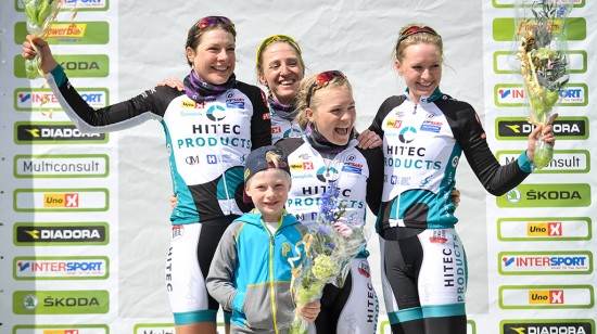 FIREDOBBELT: Team Hitec Products tok firedobbelt med Cecilie Gotaas Johnsen foran Vita Heine, Emilie Moberg og Miriam Bjørnsrud under NC i Ottestad. Her under premieutdelingen med sønnen til Gotaas Johnsen foran. Foto: Norges Cykleforbund (NCF)