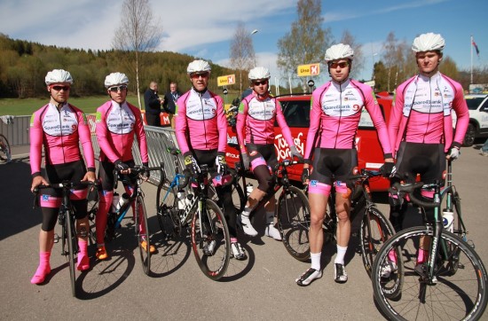 IKKE EN I MENGDEN: Jørn Fjeldavlie er ikke med i kampen noen ungdomstrøye, i motsetning til tenåringene han sykler på lag med. Foto: Jonas Lindstrøm, procycling.no 