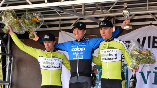STORT ØYEBLIKK: Årets vinner av GP Viborg, Oscar Landa, flankert av to konkurrenter fra Parkhotel Valkenburg på premiepodiet. Foto: Einar Oliver Landa.